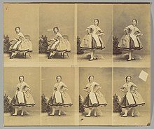 Zestaw ośmiu fotografii w kolorze sepii przedstawiających kobietę w sukience w różnych pozach, siedzącą i stojącą.