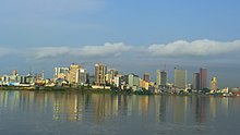 Gebäude entlang der Ebrié-Lagune in Abidjan