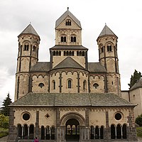 Abtei Maria Laach, Westbau der Kirche 1127–1138, Fächerfenster allerdings evt. erst bei Reromanisierung im 19. Jh. (Laibungen ungestuft wie bei rekonstruierten Schiffsfenstern)