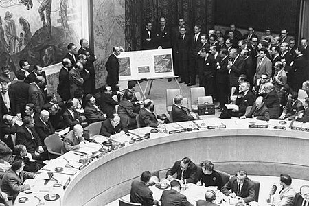 Tập_tin:Adlai_Stevenson_shows_missiles_to_UN_Security_Council_with_David_Parker_standing.jpg