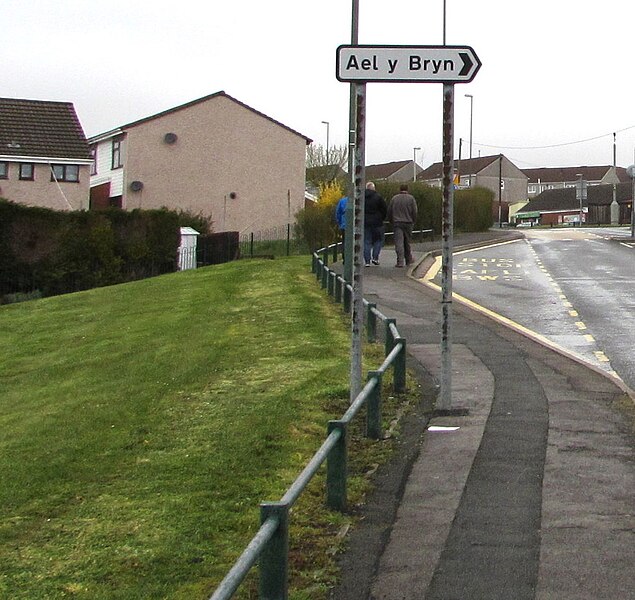 File:Ael y Bryn direction sign, Upper High Street, Rhymney - geograph.org.uk - 6112047.jpg