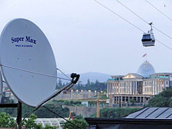 Arka planda Narikala Teleferiği ve Başkanlık Konutu.