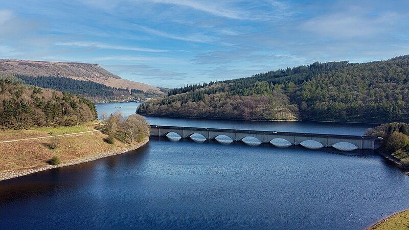 File:Aerial view of Ladybower reservoir, with Bamford Edge in the distance - 51844490452 13c8b224ef.jpg