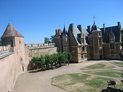 Ainay-le-Vieil (18) Le château.jpg