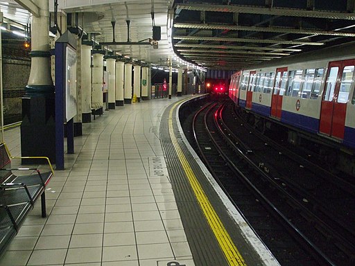 Aldgate station Metropolitan platform 2 look south buffers