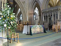Altar, top of the nave, Wells Cathedral.jpg