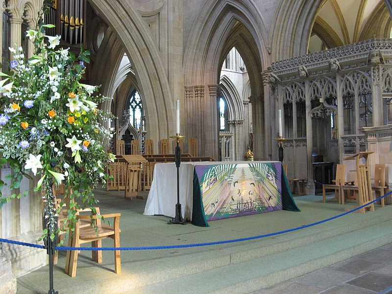 File:Altar, top of the nave, Wells Cathedral.jpg