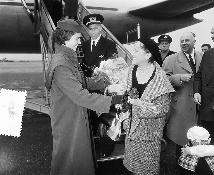 File:Amerikaanse filmster Gloria Swanson, aankomst Schiphol, Bestanddeelnr 907-4181.jpg