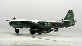 Модель бомбардировщика Arado Ar 234 V21 с подвешенным под фюзеляжем E.381 в Музее техники города Шпайер