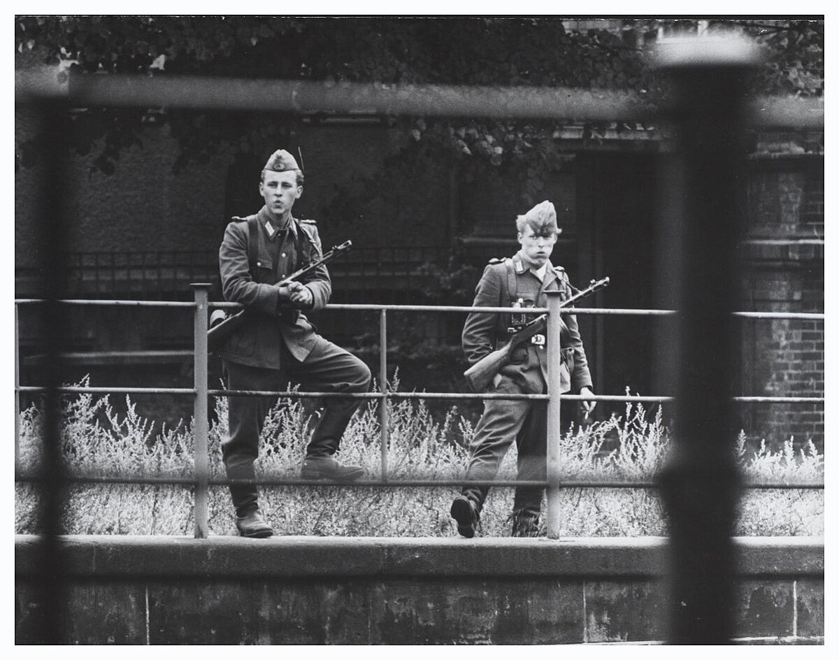 Солдаты ГДР Берлинская стена 1989