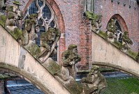 Beelden van Van Kuilenburg op de luchtbogen van de Eusebiuskerk