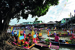 ตลาดลาดชะโด เป็นตลาดเก่าแก่ของจังหวัดพระนครศรีอยุธยาที่มีอายุกว่า 100 ปี มีพัฒนาการมาจากตลาดน้ำที่มีเรือนแพค้าขายของชาวจีน จากนั้นได้เริ่มมีการก่อสร้างตลาดริมน้ำและบนบกขึ้นให้กว้างใหญ่กว่าร้อยคูหา ปัจจุบันยกจากน้ำขึ้นบกกลายเป็นตลาดวิถีชีวิตริมน้ำ