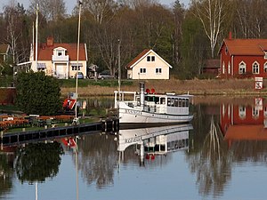 S/S Bäsingen framför Torsångs kafé i Torsång.