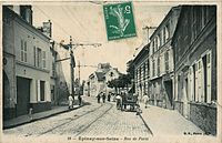 La rue de Paris et la maison criblée de balles à droite