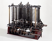 Makina analitikoaren zati bat, inprimatzeko mekanismo batekin, Charles Babbagek eraikita, Londresko Zientziaren Museoan dagoen bezala.