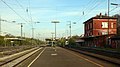 Bahnhof Nürnberg-Stein, Blick von Bahnsteig zwei (Gleise 2 und 3) auf Bahnsteig drei (Gleise 5 und 6, links) und das Empfangsgebäude (rechts)