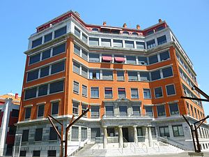 Edificio El Carmen, antiguas oficinas centrales, en Baracaldo.