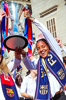 Geyse avec le trophée de l'UEFA Women's Champions League 2022-23