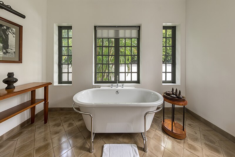 File:Bathtub of Khan Pool Suite in Amantaka luxury Resort & Hotel in Luang Prabang Laos.jpg