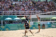 Deutsch: Beachvolleyball bei den Olympischen Jugendspielen 2018; Tag 11, 17. Oktober 2018; Jungen, Spiel um Platz 3 – Argentinien-Ungarn 2:0 (21–15/21–15) English: Beach volleyball at the 2018 Summer Youth Olympics at 17 October 2018 – Bronze Medal Match – Argentina-Hungary 2:0 (21–15/21–15)