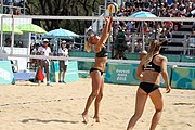 Deutsch: Beachvolleyball bei den Olympischen Jugendspielen 2018; Tag 11, 17. Oktober 2018; Jungen, Spiel um Platz 3 – USA (Devon Newberry/Lindsey Sparks)-Norwegen (Emilie Olimstad/Frida Berntsen) 1:2 (21–1/13–21/9–15) English: Beach volleyball at the 2018 Summer Youth Olympics at 17 October 2018 – Bronze Medal Match – USA (Devon Newberry/Lindsey Sparks)-Norway (Emilie Olimstad/Frida Berntsen) 1:2 (21–1/13–21/9–15)