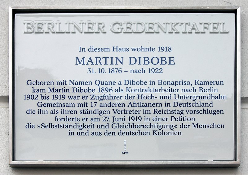 File:Berliner Gedenktafel Kuglerstr 44 (Prenz) Martin Dibobe.jpg