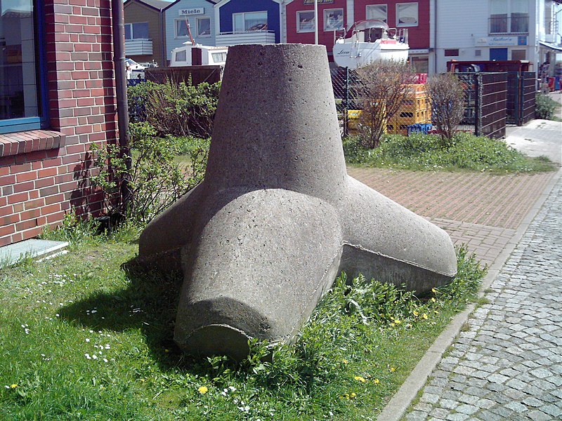 File:Beton-Tetrapode 2.jpg