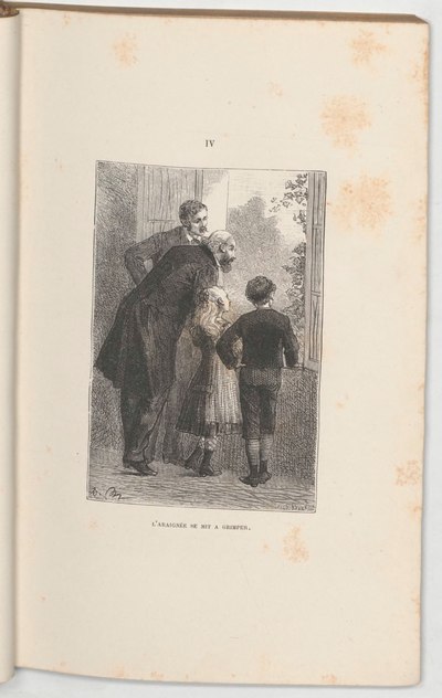 Deux adultes et deux enfants regardent par la fenêtre.