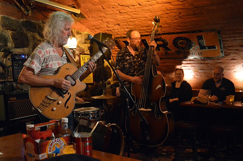 File:Blues band in the cellar of Wirströms Pub, Stockholm, 2022.jpg