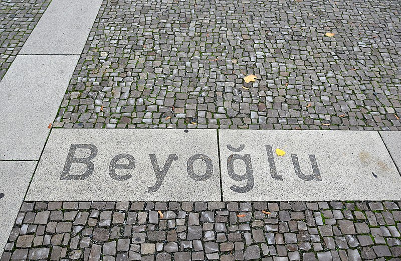 File:Bodengestaltung Städtepartnerschaften Bezirk Mitte Rathausplatz Wedding Berlin 02.jpg