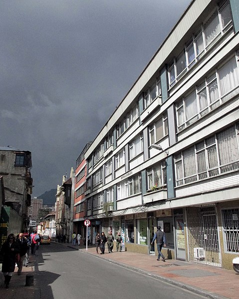 File:Bogotá, edificios en La Candelaria.JPG
