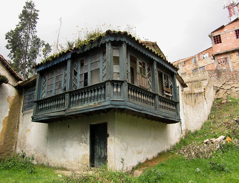 File:Bogotá balcón cerrado en la Hacienda Los Molinos.JPG