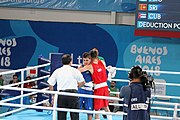 Deutsch: Boxen bei den Olympischen Jugendspielen 2018 Tag 12, 18. Oktober 2018 - Kampf um Bronze im Leichten Weltergewicht Jungen – Hassan Azim (Großbritannien, rot) schlägt Mohammed Boulaouja (Marokko, blau) RSC; Ringrichter ist Wulfren Olivares Peréz (Kolumbien). English: Boxing at the 2018 Summer Youth Olympics on 18 October 2018 – Bronze Medail Match Light Welterweight Boys - Hassan Azim (Great Britain, red) beats Mohammed Boulaouja (Morocco, blue) RSC; Referee is Wulfren Olivares Peréz (Columbia). Español: Boxeo en los Juegos Olímpicos Juveniles de Verano de 2018 en 18 de octubre de 2018 - Medalla de bronce de los hombres ligeros de peso welter: Hassan Azim (Gran Bretaña, rojo) vence a Mohammed Boulaouja (Marruecos, azul) RSC; El árbitro es Wulfren Olivares Peréz (Colombia).