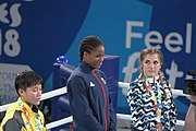 Deutsch: Boxen bei den Olympischen Jugendspielen 2018 Tag 12, 18. Oktober 2018 - Medaillenzeremonie im Leichtgewicht der Mädchen - Gold: Caroline Sara DuBois (Großbritannien), Silber: Porntip Buapa (Thailand), Bronze: Oriana Saputo (Argentinien); Medaillenübergabe durch Habu Gumel (IOC, Nigeria), Geschenkübergabe durch Raymond Silvas (USA, AIBA). English: Boxing at the 2018 Summer Youth Olympics on 18 October 2018 – Girl's Lightweight Medal Ceremony - Gold: Caroline Sara DuBois (Great Britain), Silver: Porntip Buapa (Thailand), Bronze: Oriana Saputo (Argentina); Medal handover by Habu Gumel (IOC, Nigeria), Gift presented by Raymond Silvas (USA, AIBA). Español: Boxeo en los Juegos Olímpicos Juveniles de Verano de 2018 en 18 de octubre de 2018 - Ceremonia de la Medalla de peso ligero para niñas - Oro: Caroline Sara DuBois (Gran Bretaña), Plata: Porntip Buapa (Thailand), Bronce: Oriana Saputo (Argentina); Entrega de medallas por Habu Gumel (COI, Nigeria), Regalo presentado por Raymond Silvas (EE. UU., AIBA).