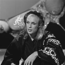 Eno on AVRO's television program TopPop, April 1974. Brian Eno - TopPop 1974 12.png