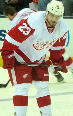 Brian Lashoff lämmittelemässä ennen ensimmäistä NHL-otteluaan tammikuussa 2013.