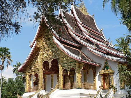 ไฟล์:Buddhist temple at Royal Palace in Luang Prabang.jpg