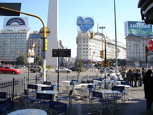 Intersection with Avenida 9 de Julio