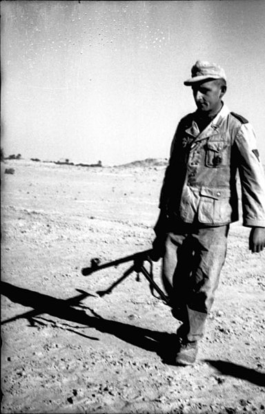 File:Bundesarchiv Bild 101I-783-0142-22, Nordafrika, Soldat mit Panzerbüchse.jpg