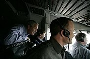 הנשיא ג'ורג בוש בתא הטייס