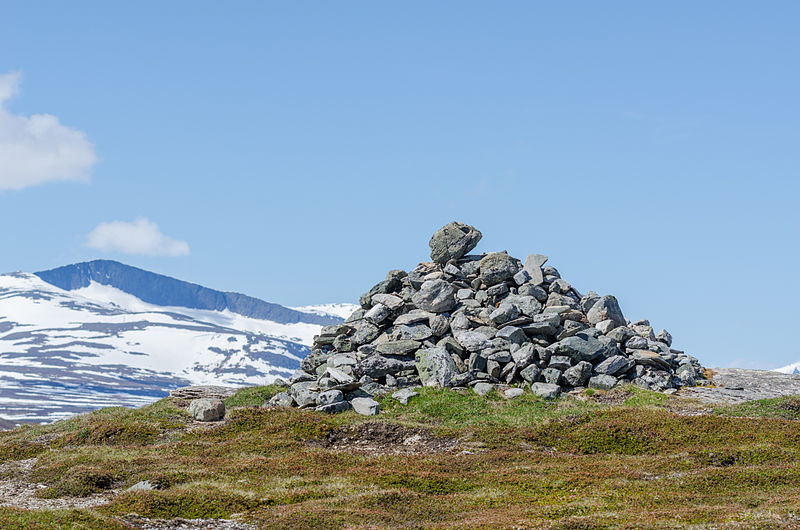 File:Cairn Torkilstöten 2012.jpg