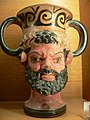 Kantharos Janus. Cabeça dupla de plástico Kantharos: cabeça de sátiro (mostrada aqui) e cabeça feminina, grupo Chiusi, 2ª metade do século IV a.C., terracota.