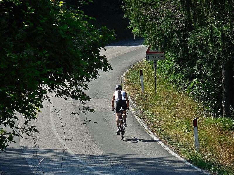 File:Castel dell'Alpi - cyclists 2.JPG