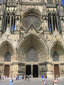 Les trois grands porches à gables peuplés de nombreuses sculptures de la façade ouest de la cathédrale de Reims.