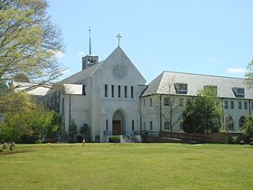 Foto av fasaden til en kirke