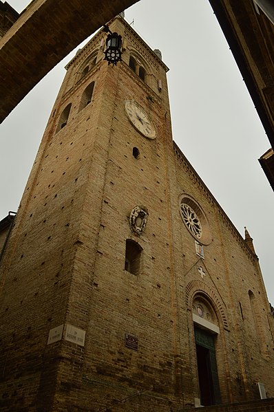 File:Collegiata Montecassiano.jpg