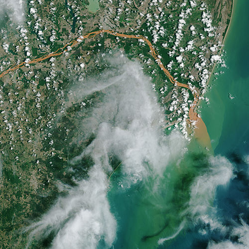 Спутниковая фотография нижнего течения и устья Риу-Доси примерно через две недели после того, как в реку попали токсичные отходы в результате прорыва дамбы[англ.] хвостохранилища в Бенто-Родригес — крупнейшей экологической катастрофы в истории Бразилии