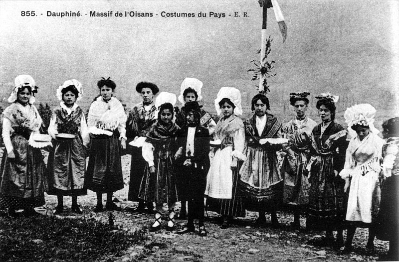 File:Costumes du pays du massifc de l'Oisans, p102 L'Isère 1900-1920 - E R.jpg