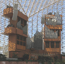 Het orgelpijpwerk met meerdere niveaus, met de glazen wanden van de kathedraal op de achtergrond