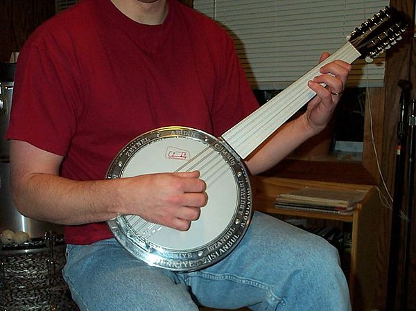 The standard cümbüş with 12 strings and no fretboard, configured as an oud